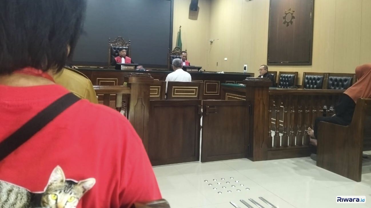 Seorang pecinta hewan mengenakan kaos bergambar kucing Mintel, mengikuti jalannya sidang di PN Blora.